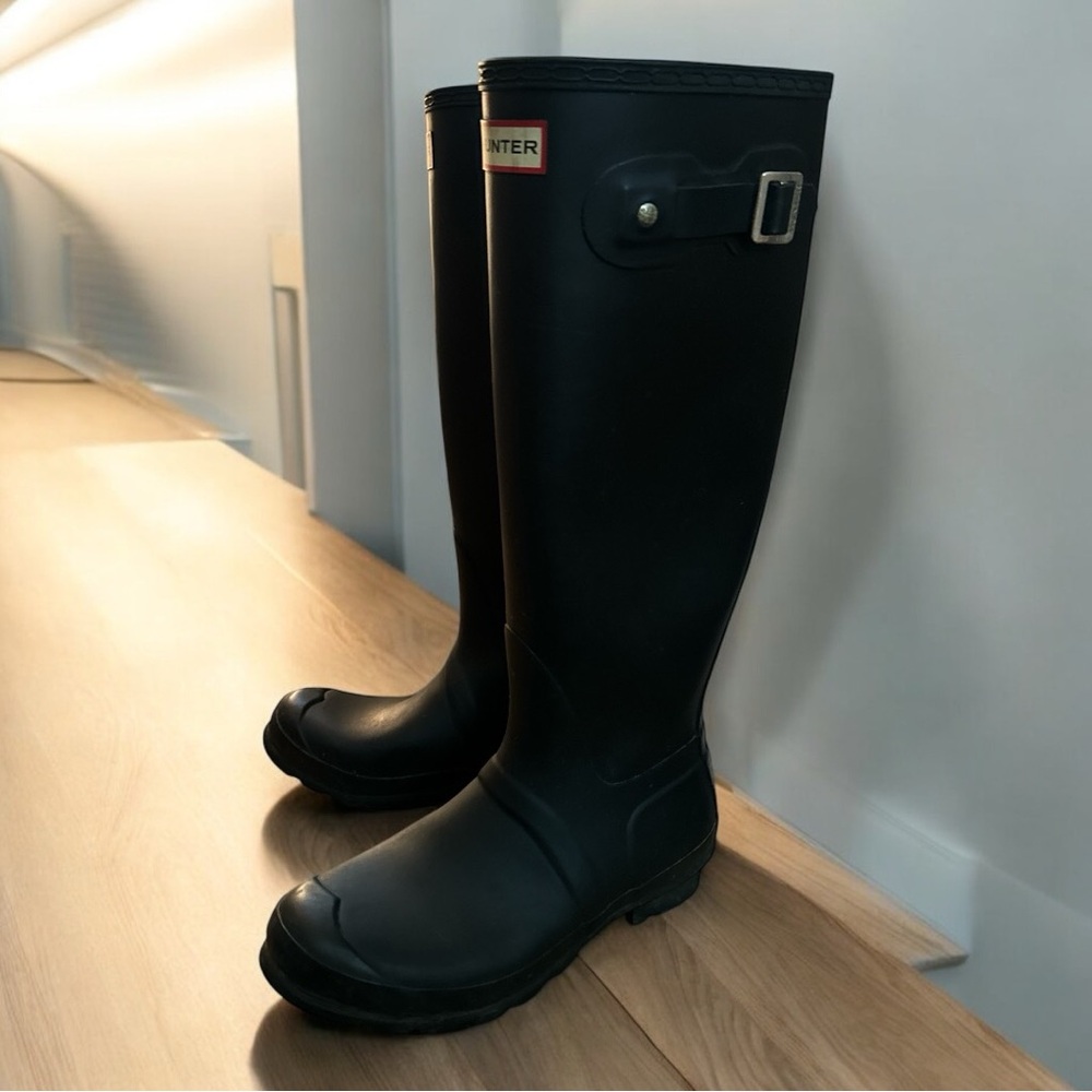 Women’s classic hunter boots tall. Black size 8.